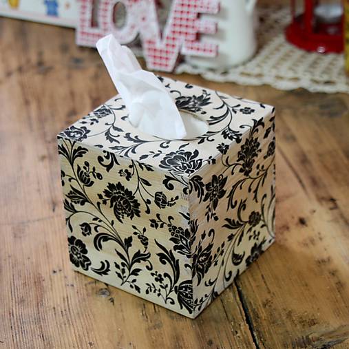 Drevená krabička na vreckovky; Sashe Drevená dolina